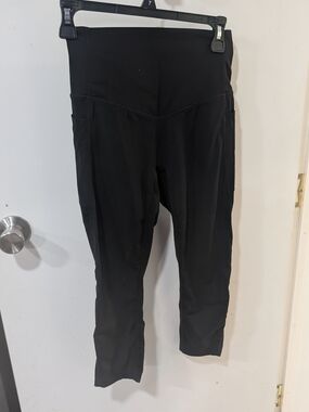HALARA Black High-Rise Capri Leggings with Side Pockets